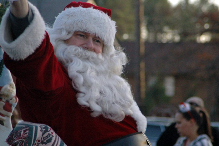 Video: Families Observe Christmas Parade